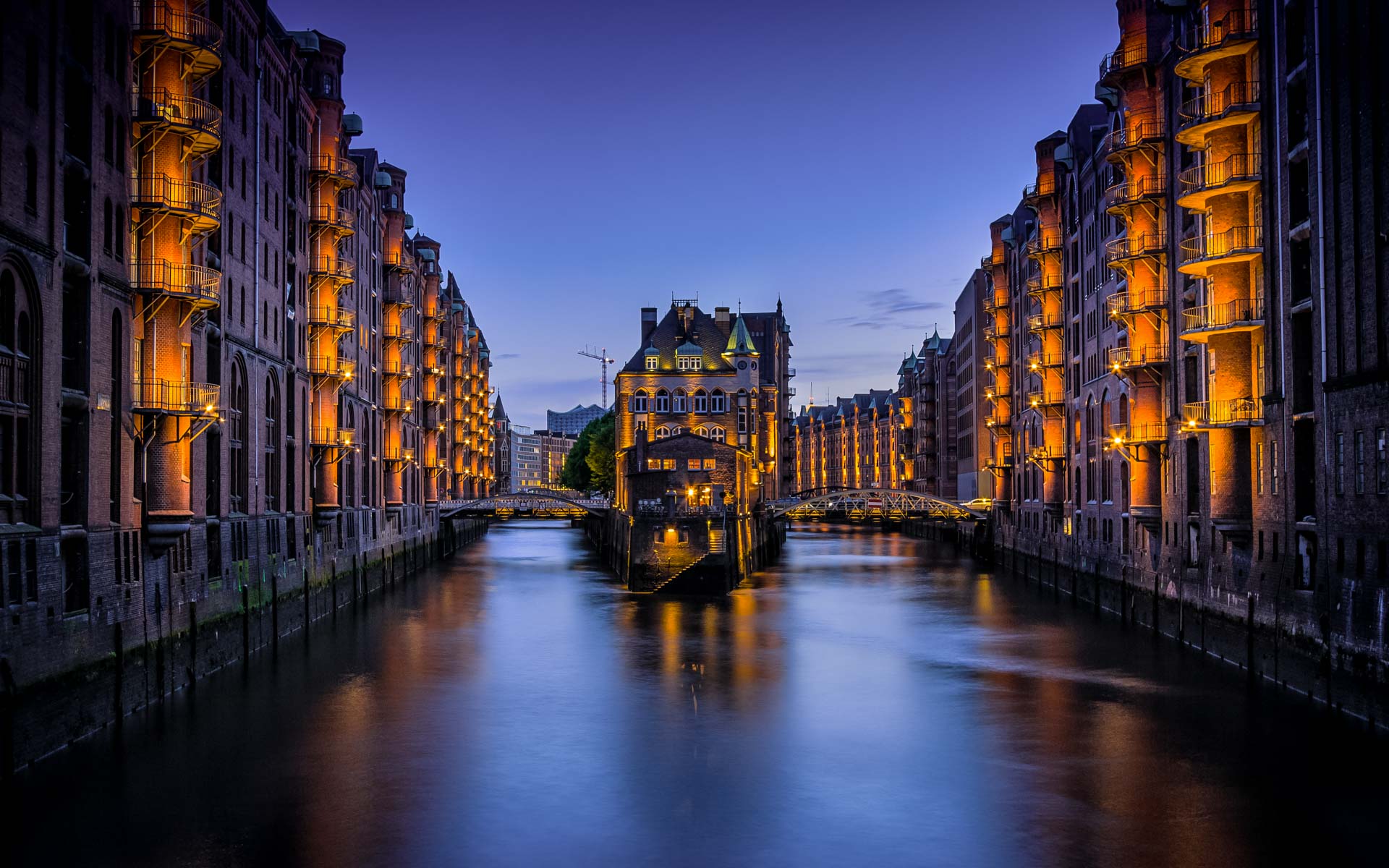 Die Speicherstadt mit dem Wasserschloss zur blauen Stunde